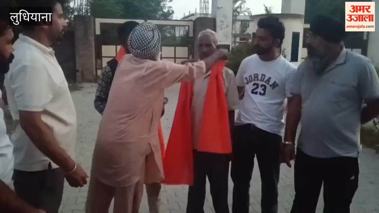 Young man reunites elderly man wandering in Gaya with his family.