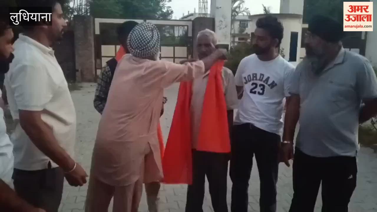 Young man reunites elderly man wandering in Gaya with his family.