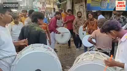 The immersion of the Ganesh idol was celebrated with great fanfare; *abeer* and *gulal* were enthusiastically tossed in the Karbala area.
