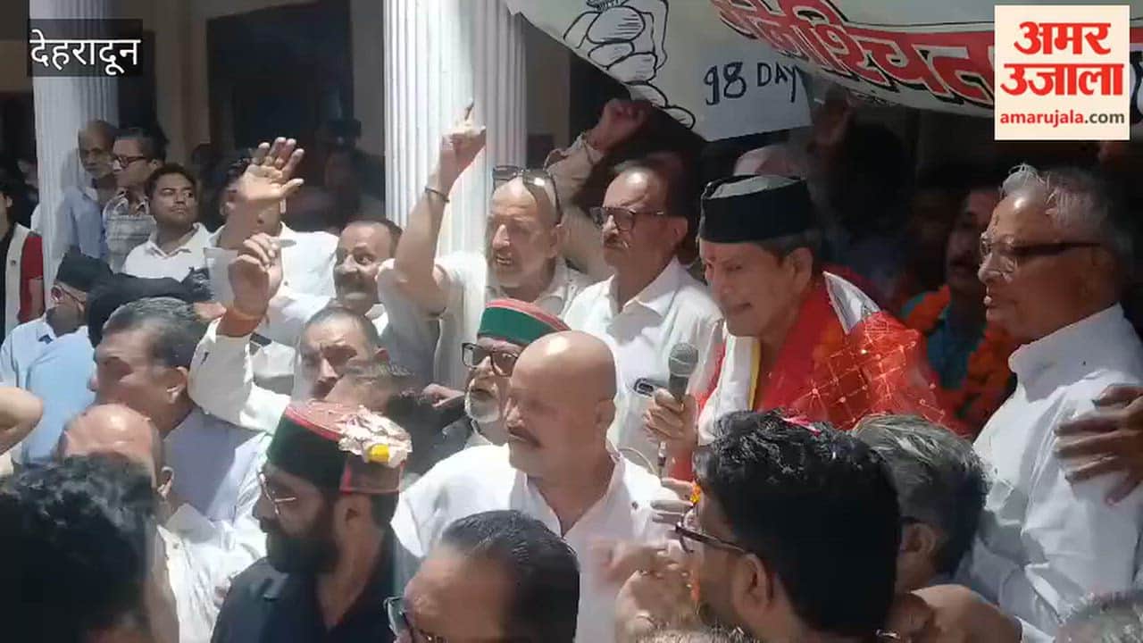 Former CM Harish Rawat reached the Martyrs' Memorial in Dehradun after returning from Delhi