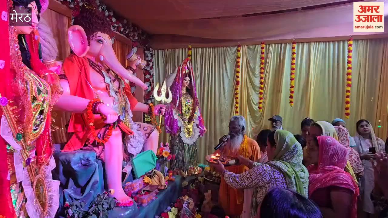 Devotees swayed to the music during the cultural programs following the Aarti.