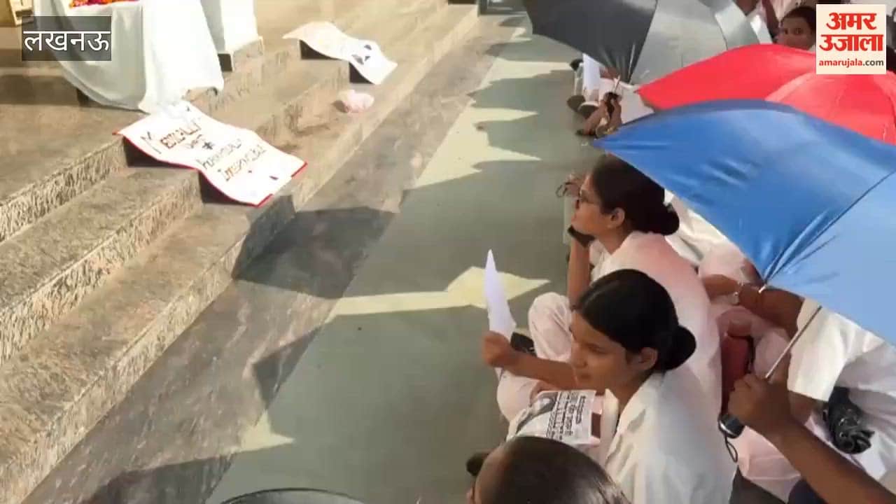 लखनऊ में नर्सिंग स्टूडेंट की मौत पर छात्रों का प्रदर्शन