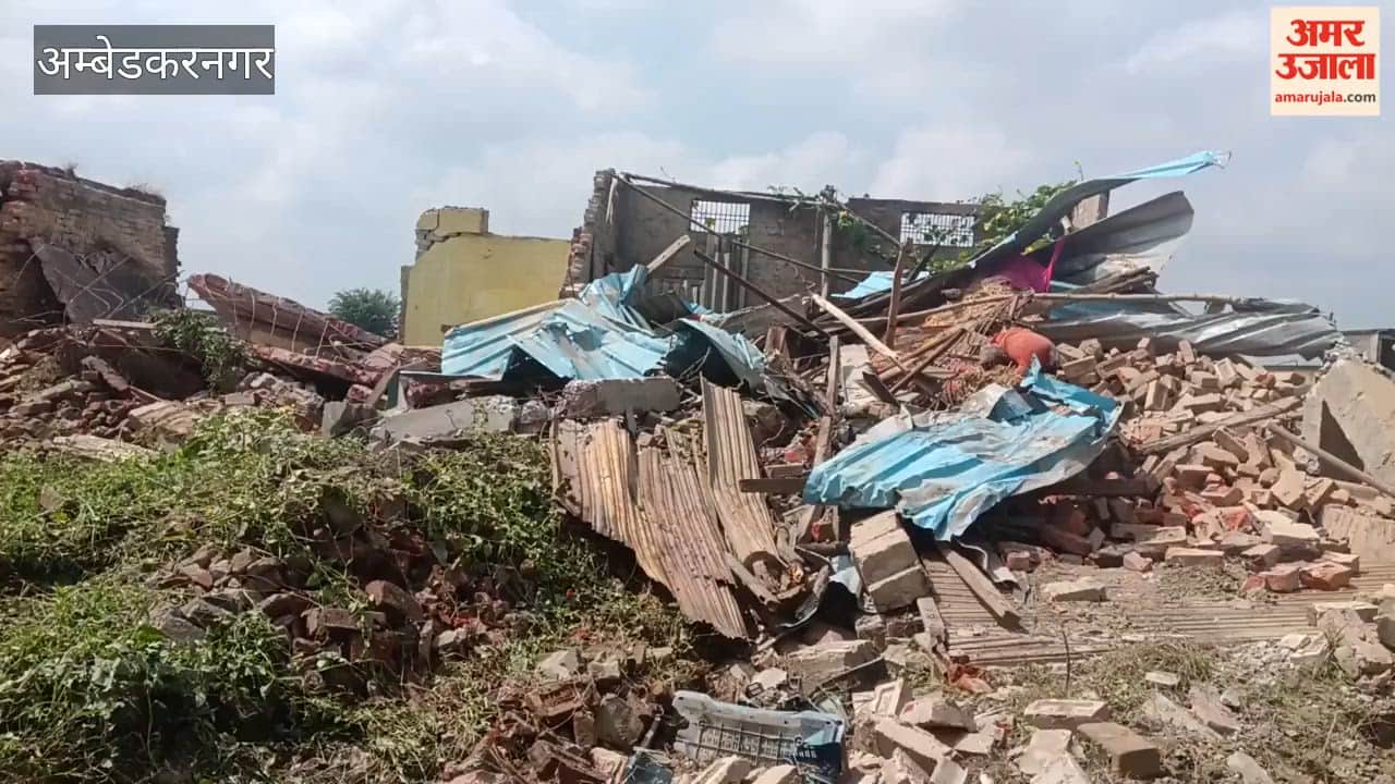 अंबेडकरनगर में दबंगों ने एक दर्जन दुकानों को किया ध्वस्त, लोगों को धमकाया