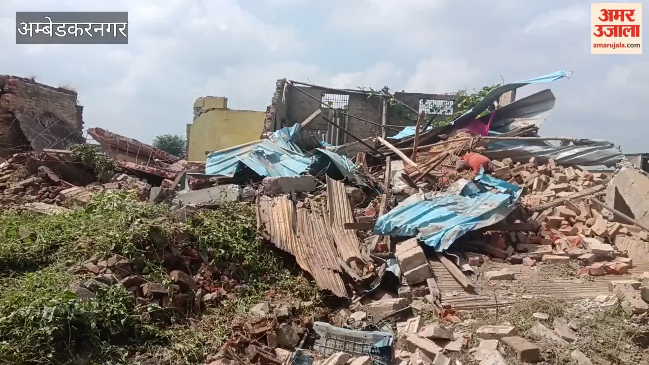 अंबेडकरनगर में दबंगों ने एक दर्जन दुकानों को किया ध्वस्त, लोगों को धमकाया