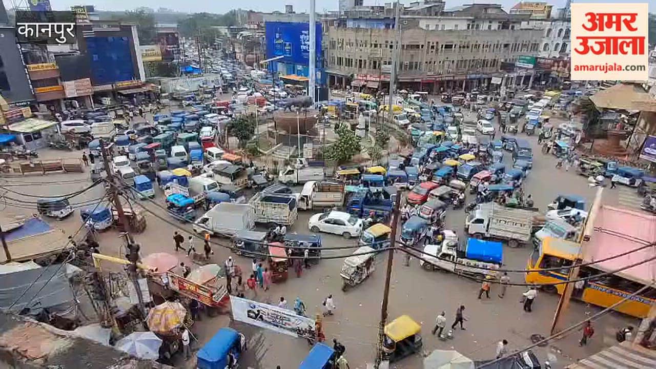 Kanpur: Chaos caused by e-rickshaws and autos leads to traffic jams at Ghantaghar