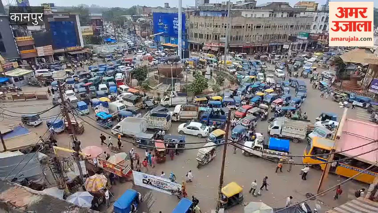 Kanpur: Chaos caused by e-rickshaws and autos leads to traffic jams at Ghantaghar