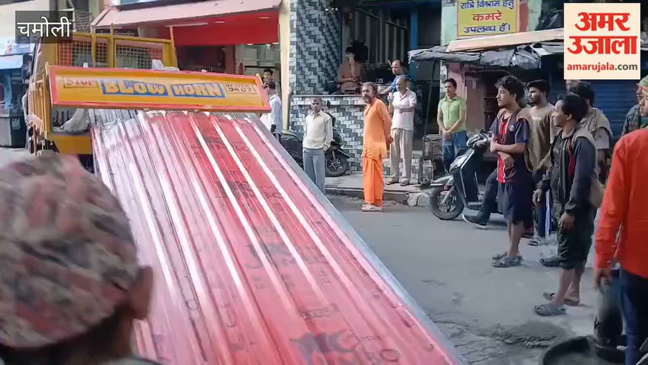 Iron materials fell onto road from a moving truck; a major accident was averted in Karnaprayag market