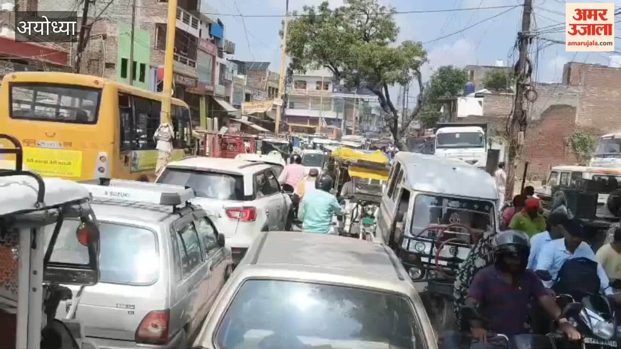 अयोध्या के जनौरा नाका क्षेत्र में अतिक्रमण के खिलाफ कार्रवाई के बाद जाम से परेशान रहे लोग