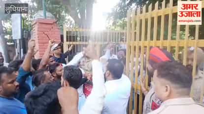 Sanitation workers gheraoed the Mayor's house in Ludhiana.