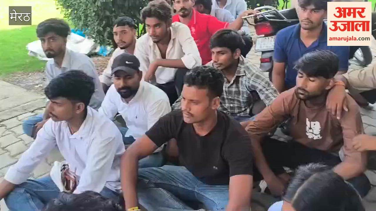 BA third year students of Hastinapur Institute of Technology and Management staged a protest at the college gate, protesting against sending them to Mawana.