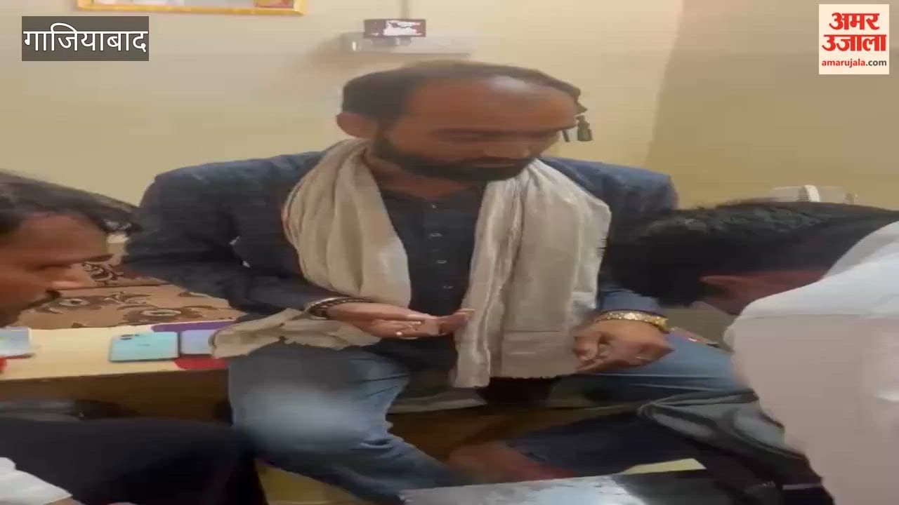 A conman attempting to exchange fake earrings at a goldsmith's shop in Mussoorie was nabbed red-handed