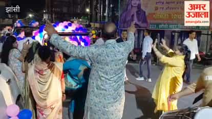 Immersion procession of ‘Shri Shyam Kunj Ke Raja’ taken out in a vintage car