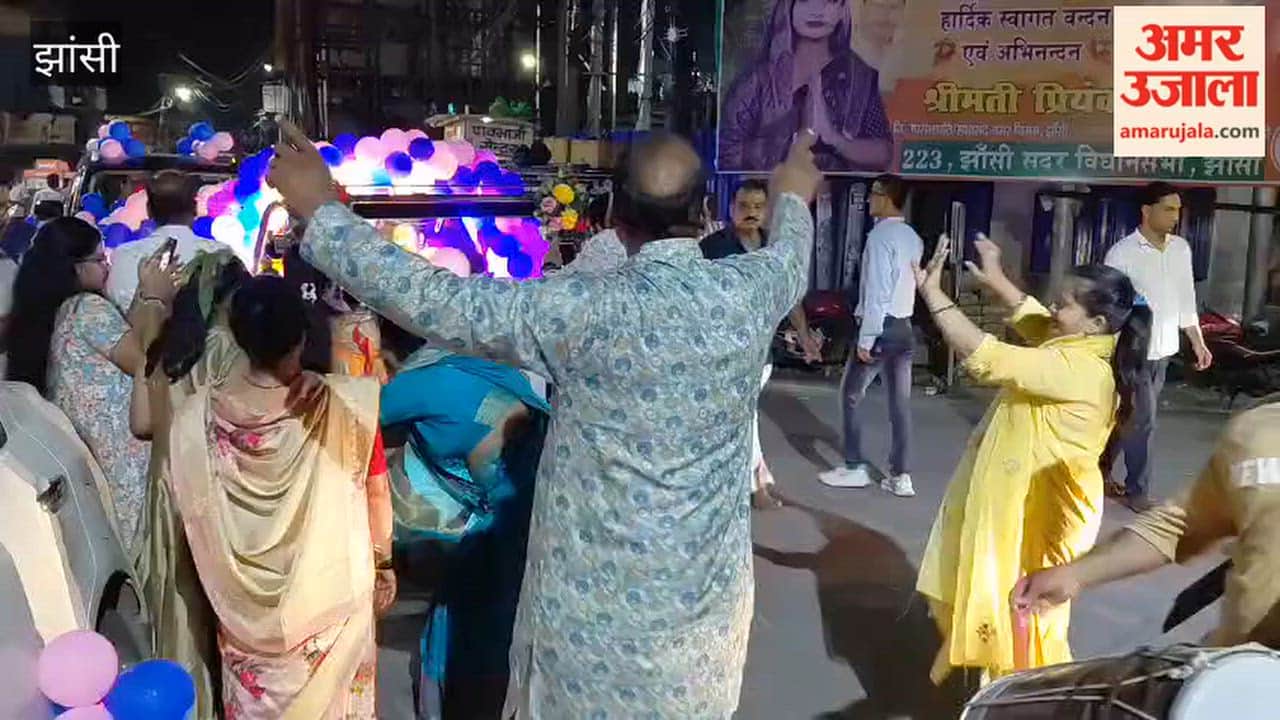 Immersion procession of ‘Shri Shyam Kunj Ke Raja’ taken out in a vintage car