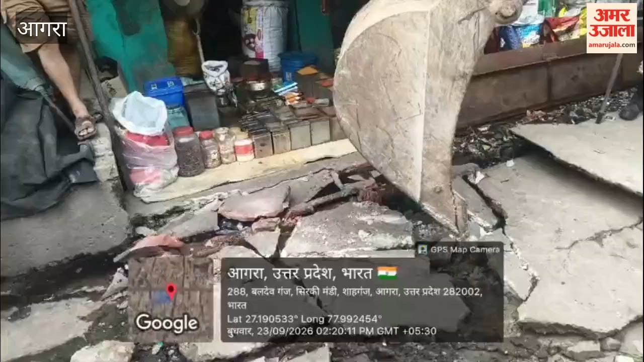 Municipal Corporation's bulldozer rolled from Loha Mandi to Baldevganj; encroachments removed amidst protests by traders.