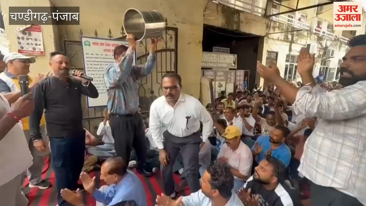 Sanitation workers' protest continues in Pathankot.