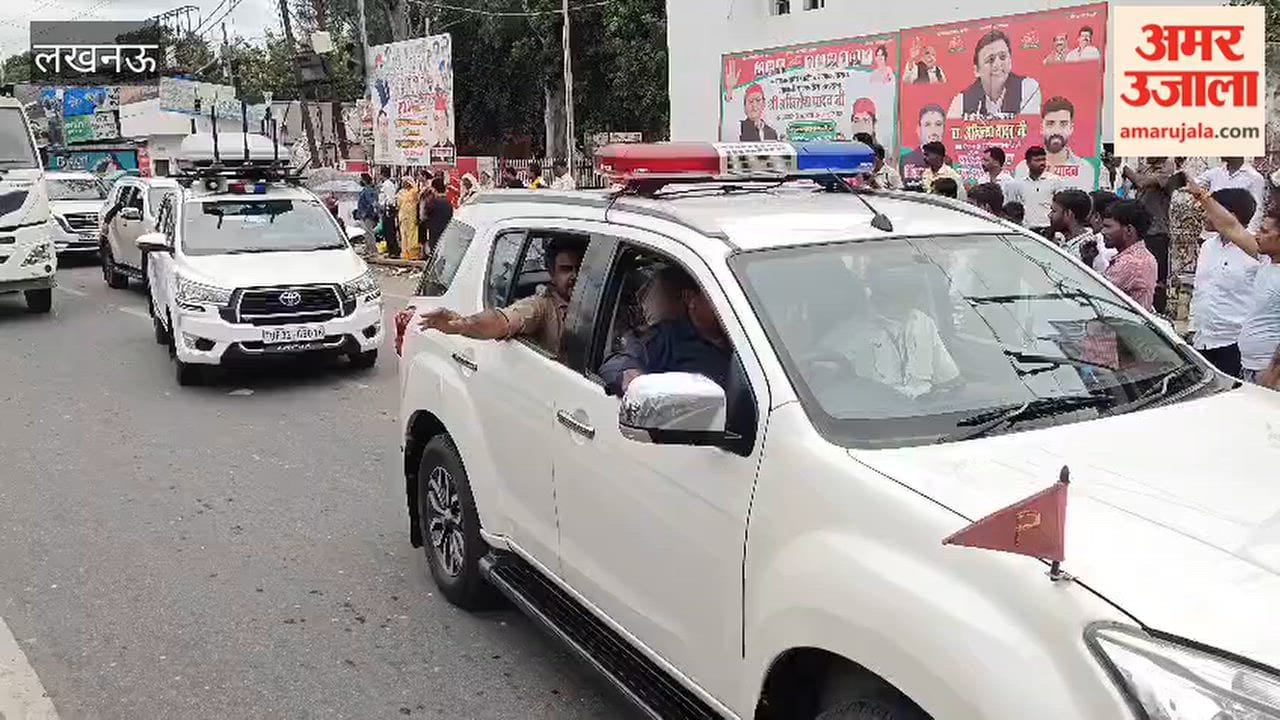 रायबरेली जाते समय मोहनलालगंज में कार्यकर्ताओं ने अखिलेश यादव का किया स्वागत