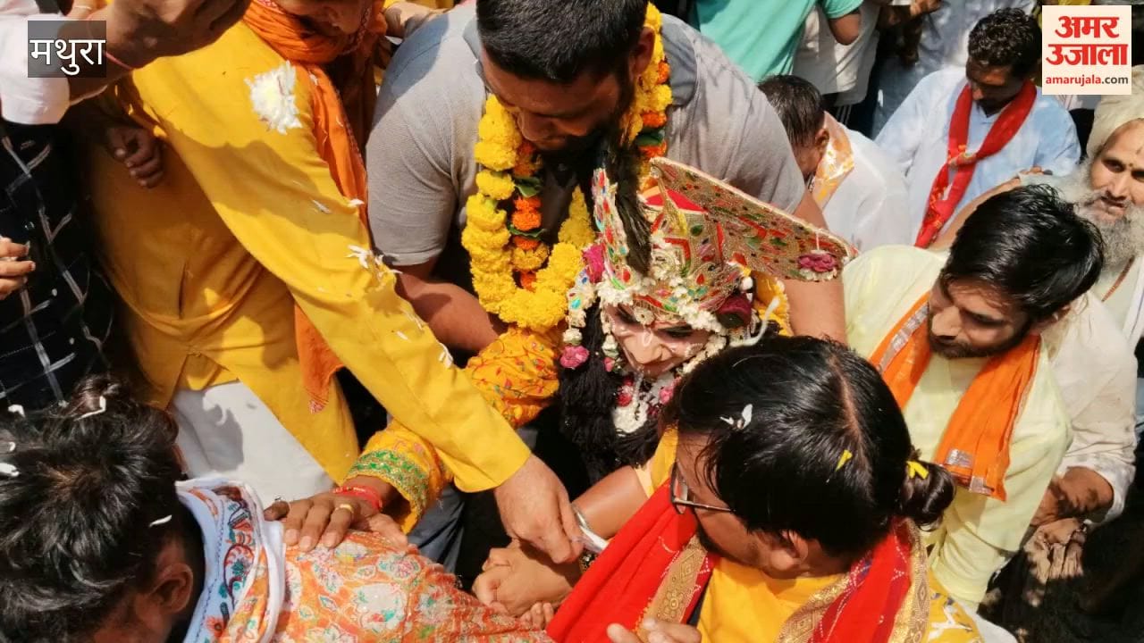 When the *sakhis* (female companions) refused to offer the *goras* (dairy offering), Kanha smashed the pot; devotees flocked to partake of the curd *prasad*.