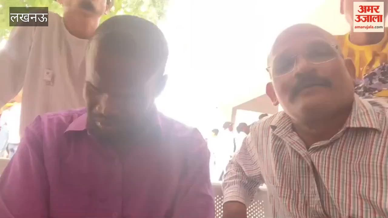 लखनऊ में प्रतिबंधित मांस तस्करों पर एफआईआर की मांग को लेकर इटौंजा थाने पर लोगों का प्रदर्शन