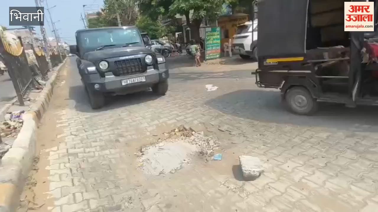 Circular road dangerously caved in again in Bhiwani, fear of vehicle overturning