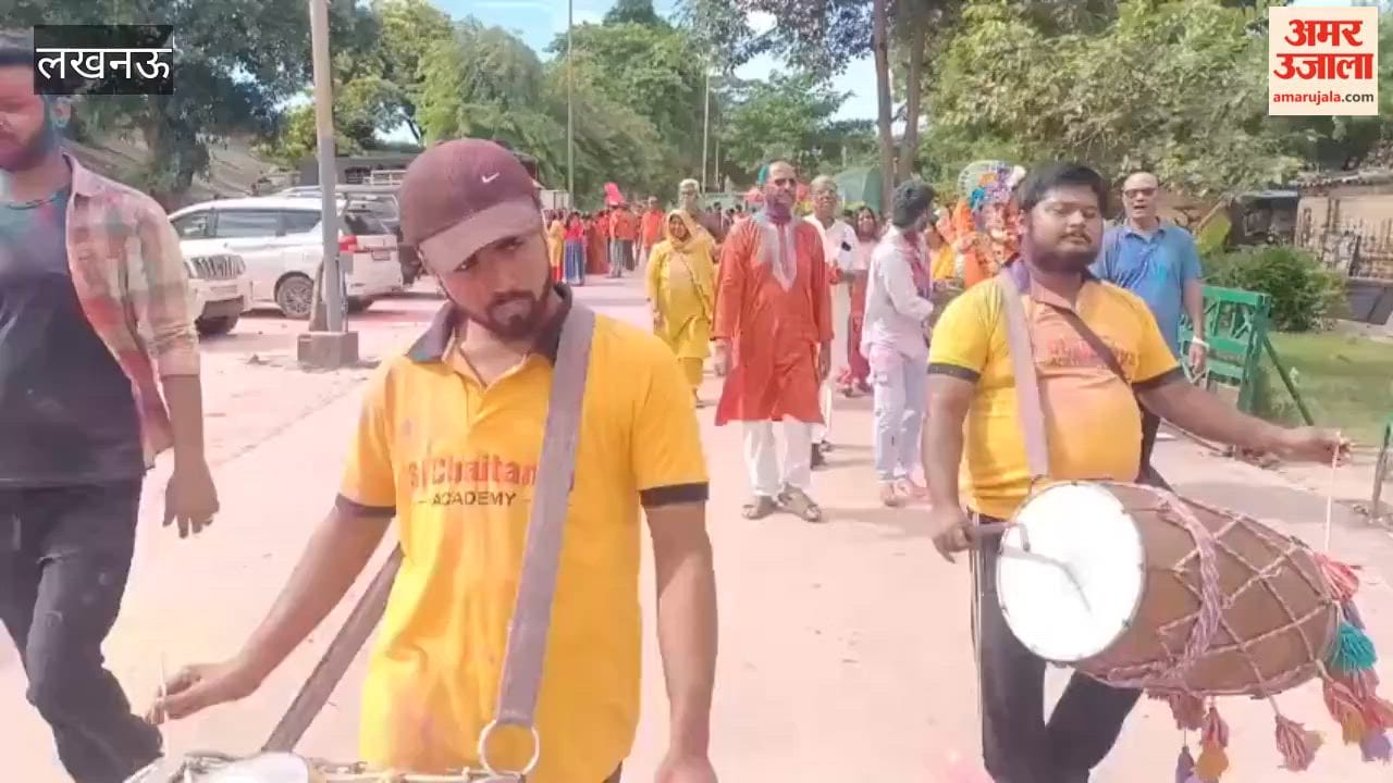 लखनऊ के कुड़िया घाट पर श्रद्धालुओं ने किया गणेश प्रतिमाओं का विसर्जन, ढोल नगाड़ों के बीच नाचते-गाते पहुंचे