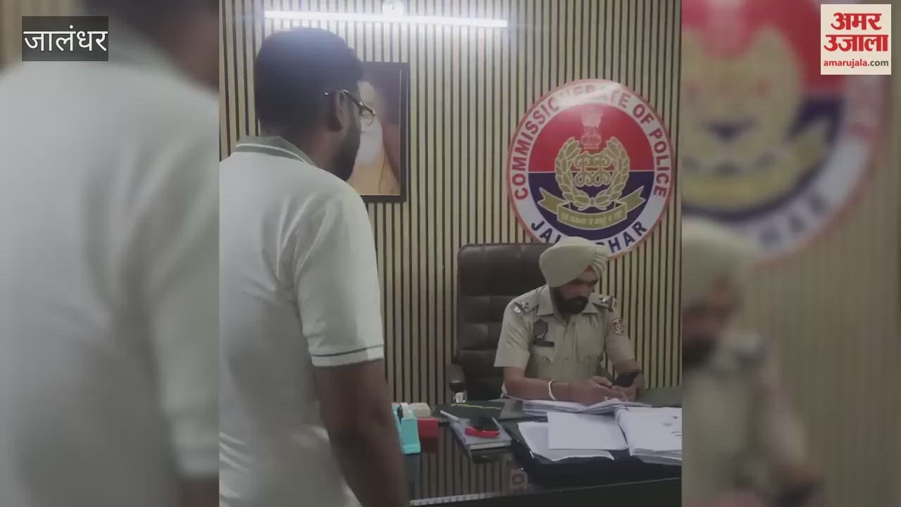 Argument between Congress leader and ASI in Jalandhar over a complaint regarding drug trafficking.