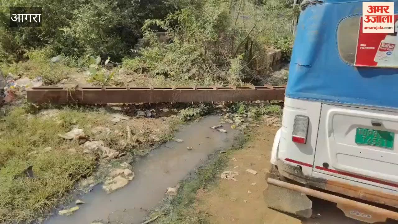 uncontrolled loader hit bike and car in Agra