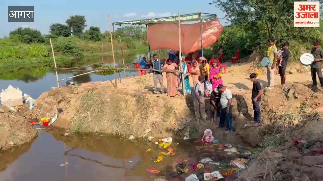 crowd of devotees thronged Khari River to immerse Ganesh idol