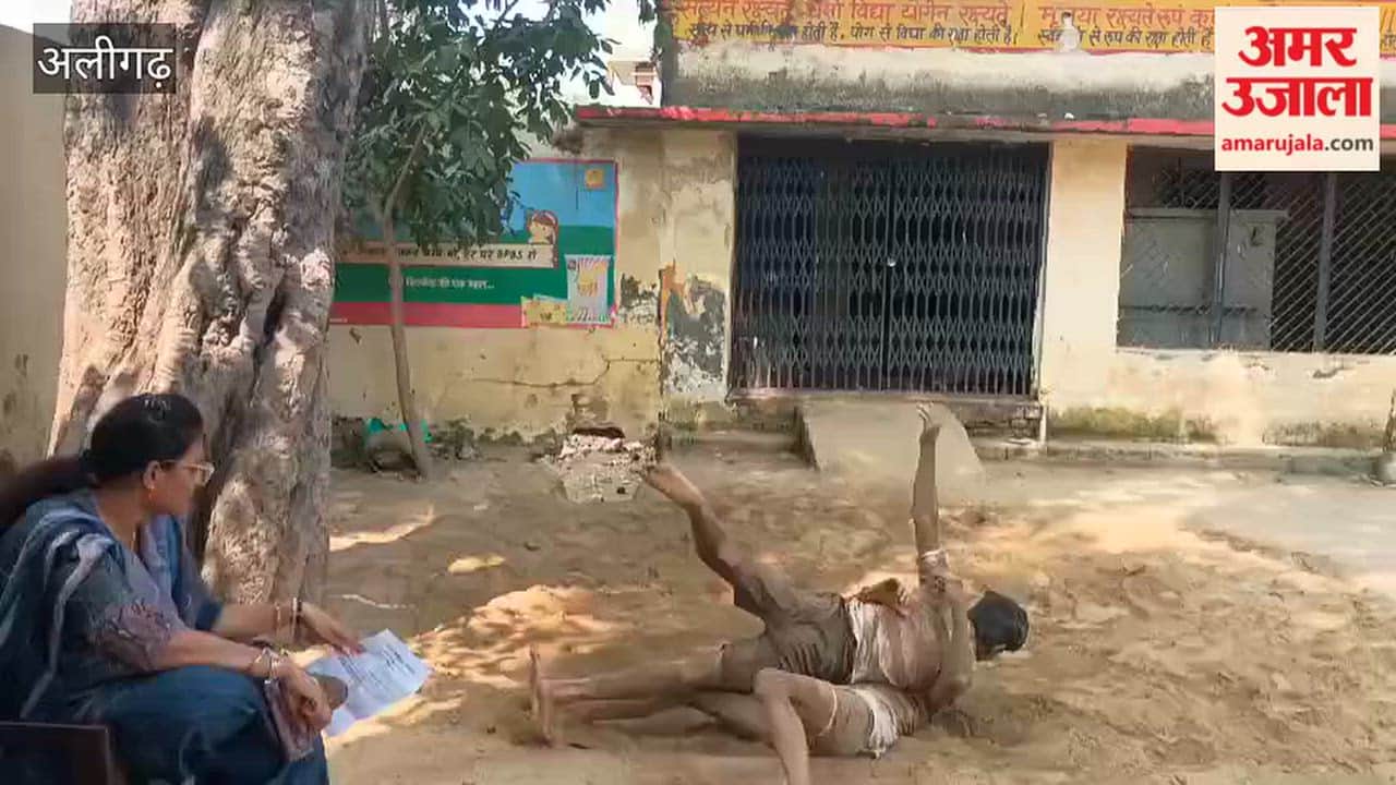 धनीपुर उच्च प्राथमिक विद्यालय के अखाड़े में दांव-पेच सीख रहे नौनिहाल