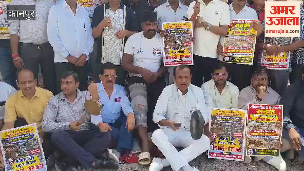 Kanpur: Traders ring bells and gongs to demand construction of CM Grid roads
