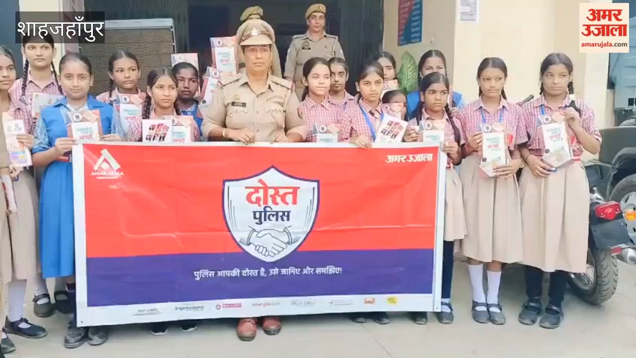Female students visited the women's police station and learned about police functioning