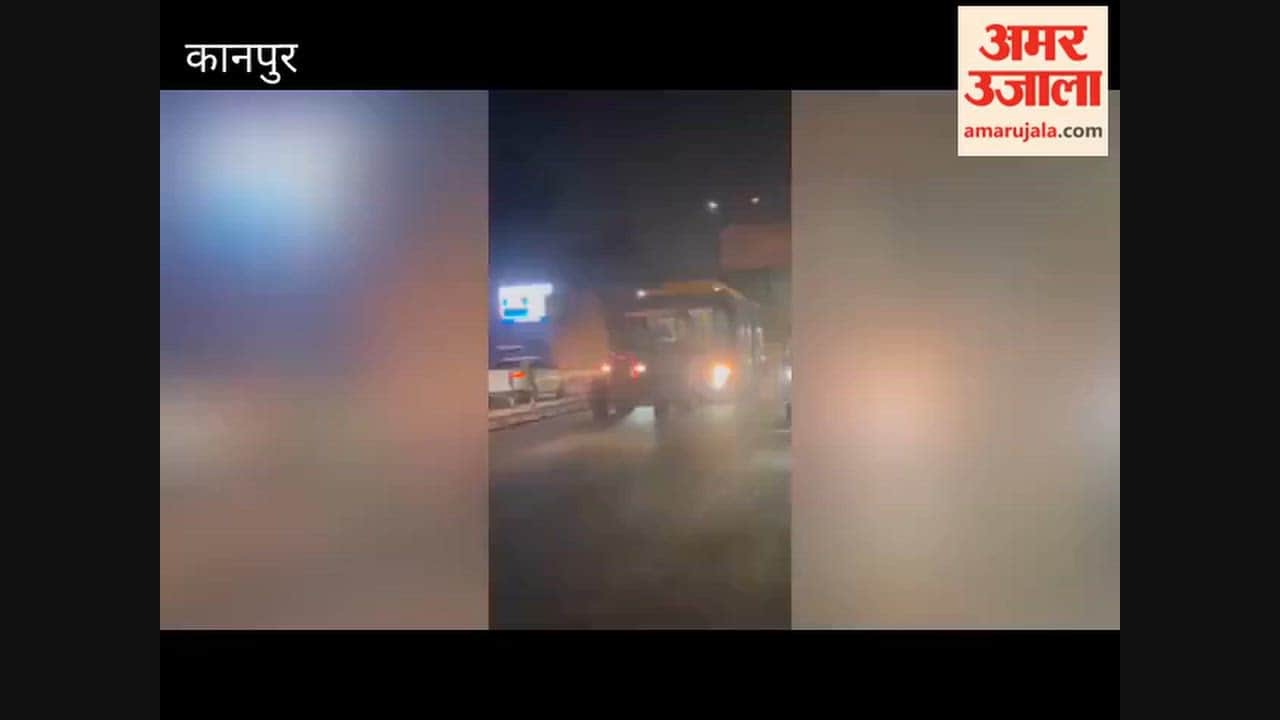 Kanpur: Tractor driver tows broken-down e-bus