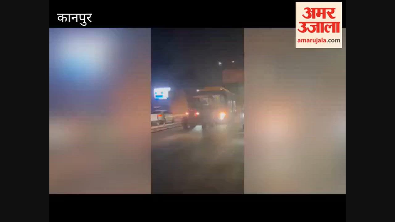 Kanpur: Tractor driver tows broken-down e-bus