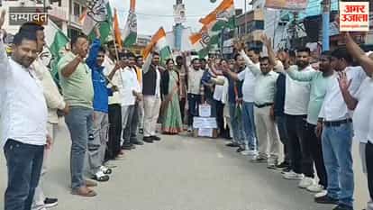 Congress workers burned an effigy of the BJP government in protest against the assault on the MLA.