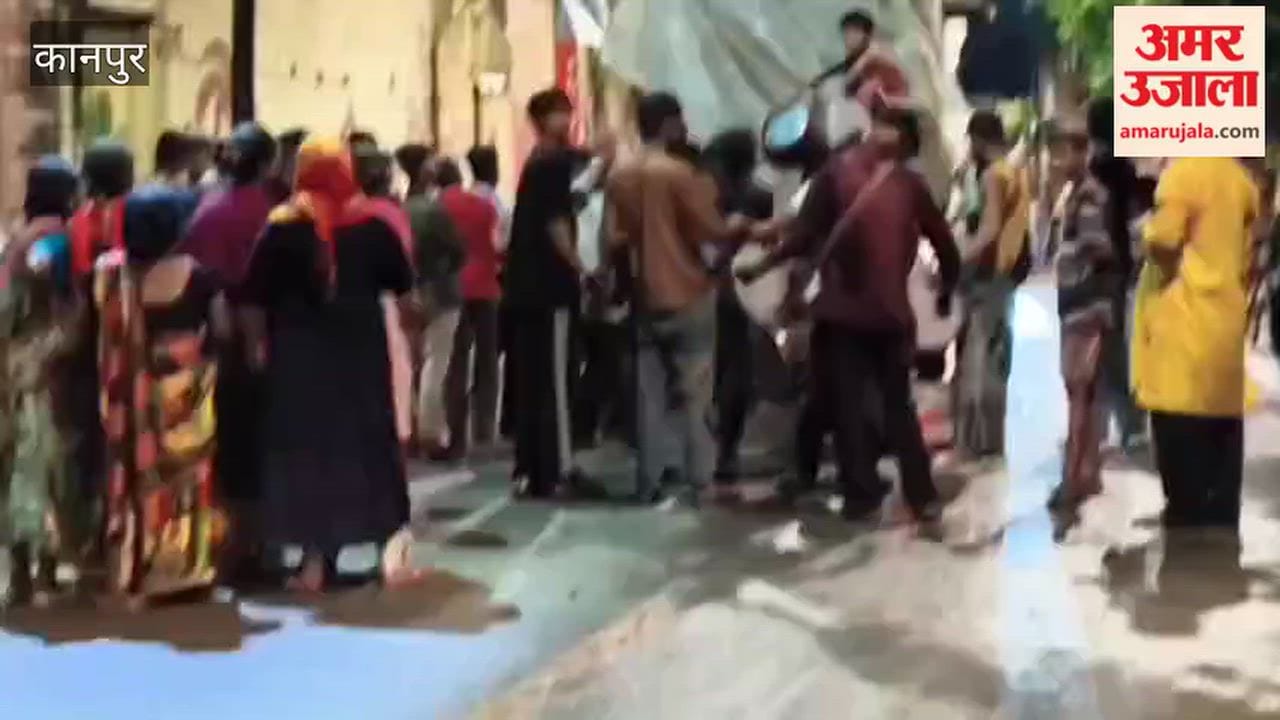 Kanpur: Devotees seen dancing to the beat of drums during Ganesh idol immersion