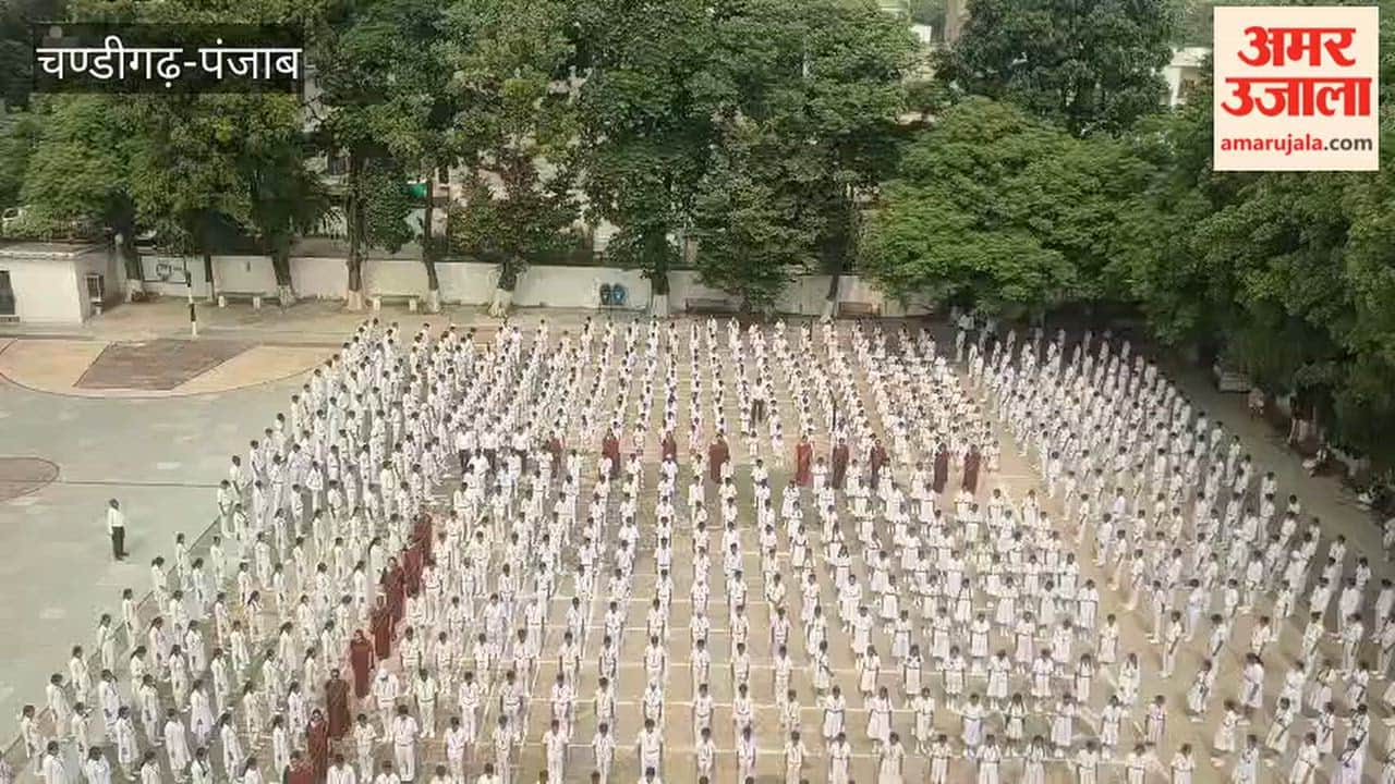 Children sang 'Vande Mataram' at Sharda Sarvhitkari School in Chandigarh's Sector 40.