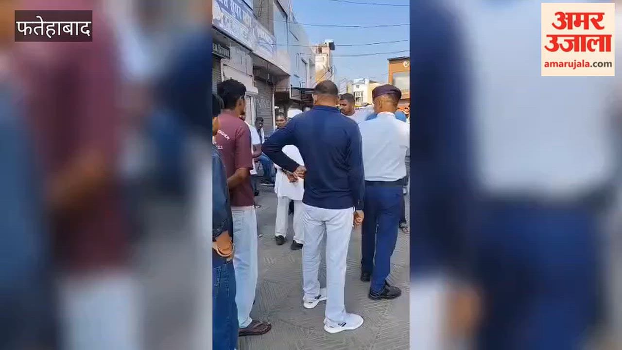 Municipal Council and traffic police arrived at Hans Market in Fatehabad to remove encroachments.