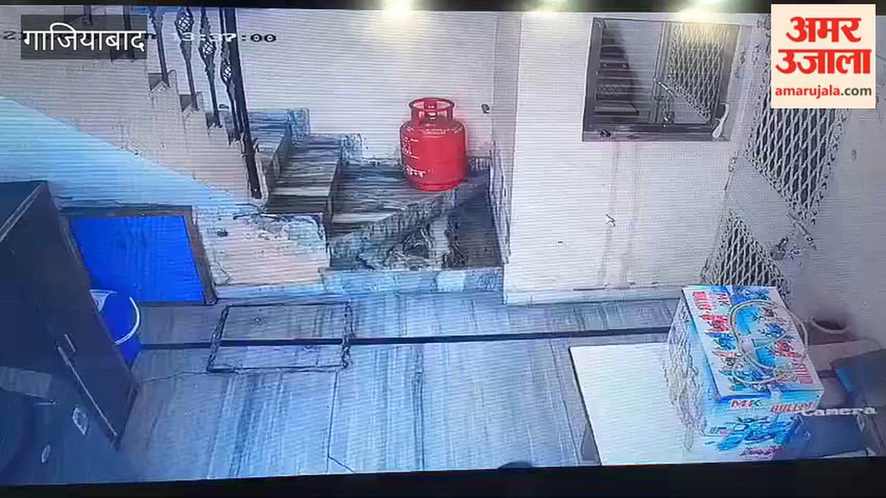 incident of a thief breaking into a house and committing theft was captured on CCTV camera