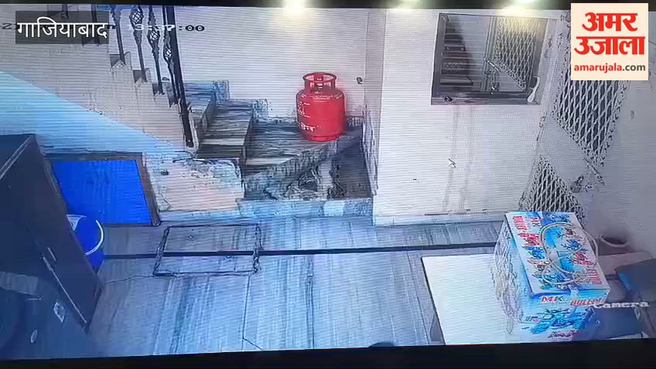incident of a thief breaking into a house and committing theft was captured on CCTV camera