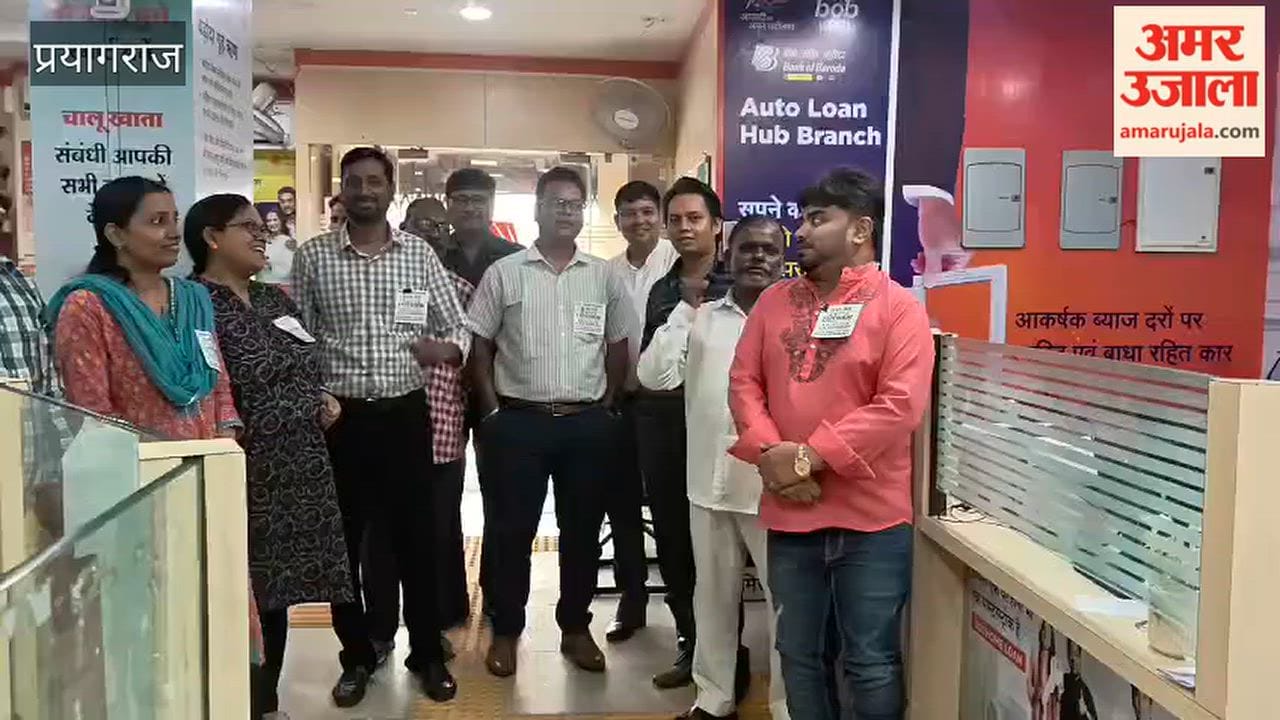 Bank employees staged a protest by wearing black badges in support of the three-day strike.