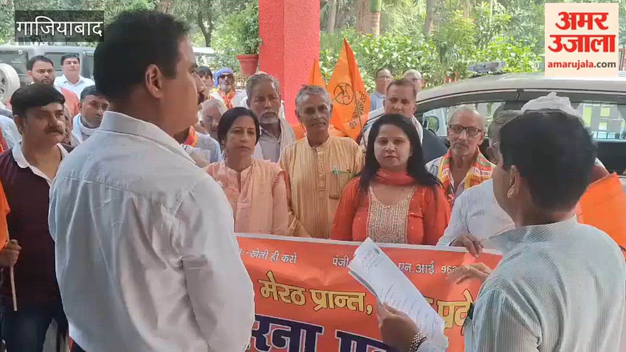 Farmers protest at the Collectorate in Ghaziabad over various issues