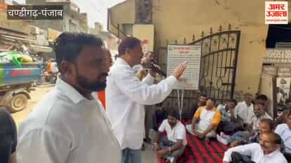 The All India Safai Mazdoor Union expressed resentment over their demands outside the Pathankot Municipal Corporation.