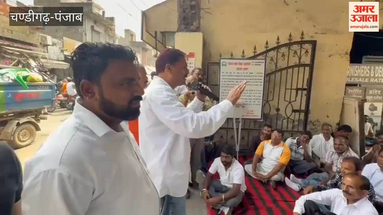 The All India Safai Mazdoor Union expressed resentment over their demands outside the Pathankot Municipal Corporation.