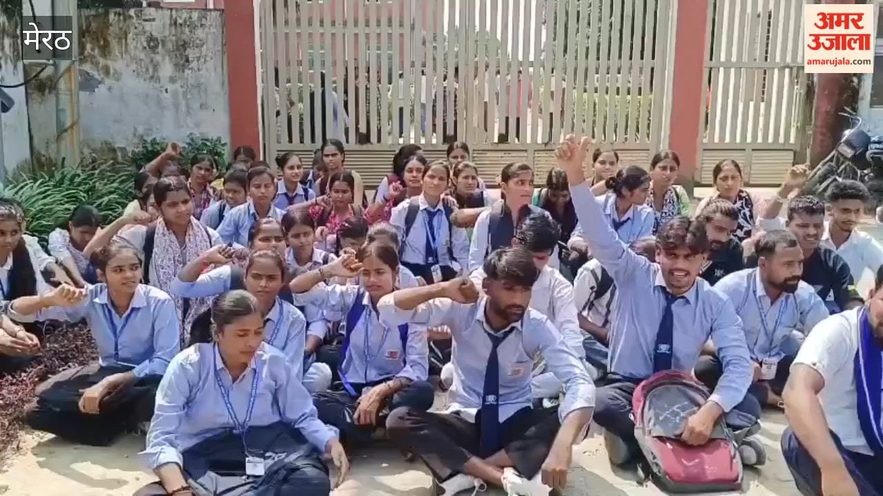 Students Continue Protest Against Mid-Session College Transfer in Hastinapur, Student Faints in Heat