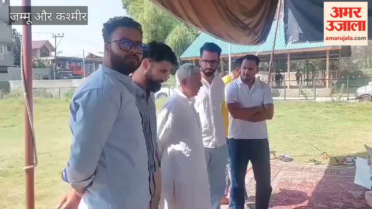 MLA meets veterinary interns protesting for 10 days