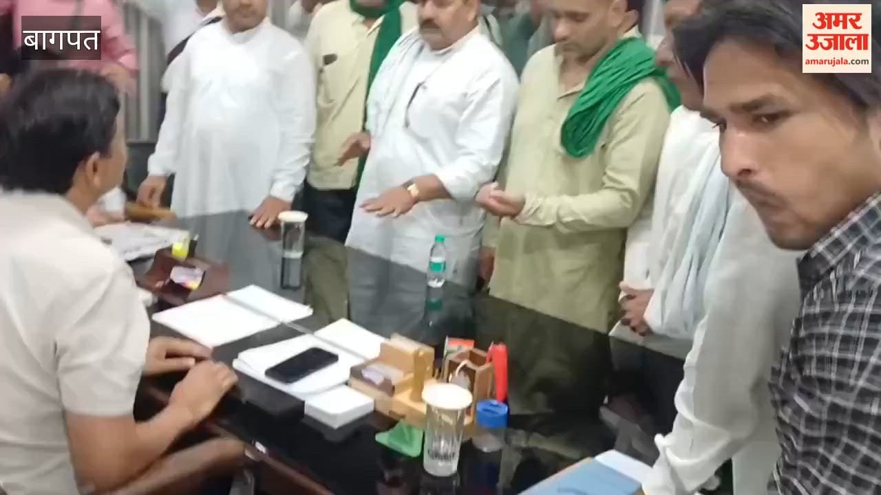 Uproar at Baghpat ARTO Office Over Seizure of 15-Year-Old Vehicles, Protesters Demand Action Against Officials' Vehicles First