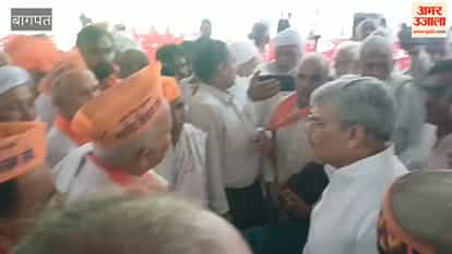 Farmers Protest in Front of Minister at Baghpat Lokmanch, Raise Demands Over Fertiliser and Sugarcane Payments