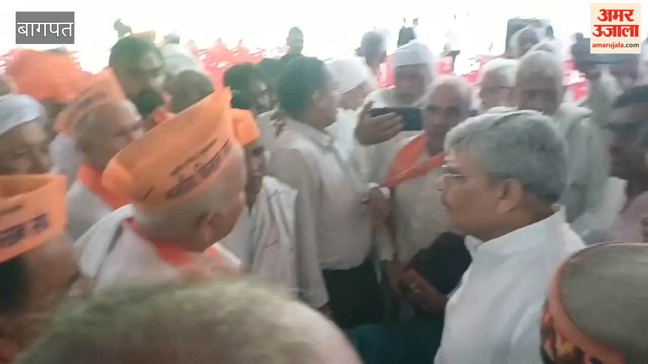 Farmers Protest in Front of Minister at Baghpat Lokmanch, Raise Demands Over Fertiliser and Sugarcane Payments