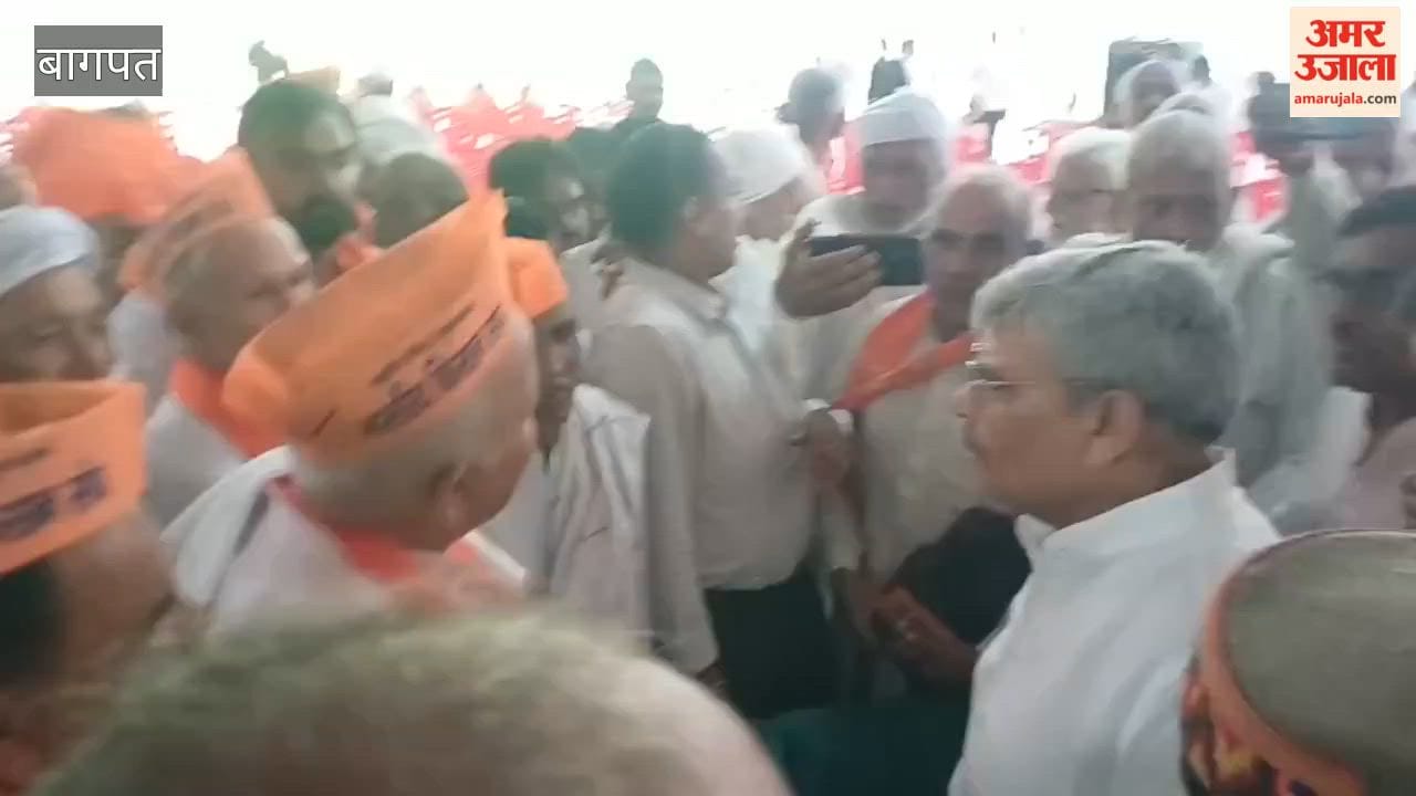 Farmers Protest in Front of Minister at Baghpat Lokmanch, Raise Demands Over Fertiliser and Sugarcane Payments