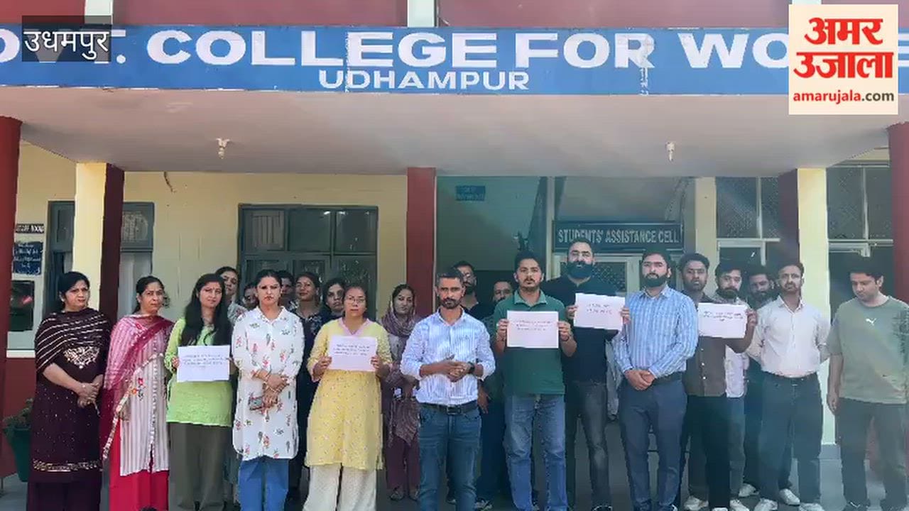 Lecturers at Udhampur degree colleges stage a 'pen-down' strike