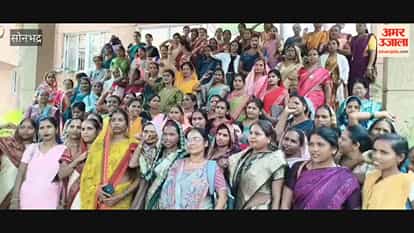 Samuh Sakhis demand ₹10,000 honorarium and Android mobile phones